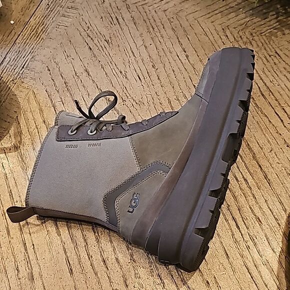 The UGG Lug sneakers boots size 7 NWOT moss green - Picture 6 of 11